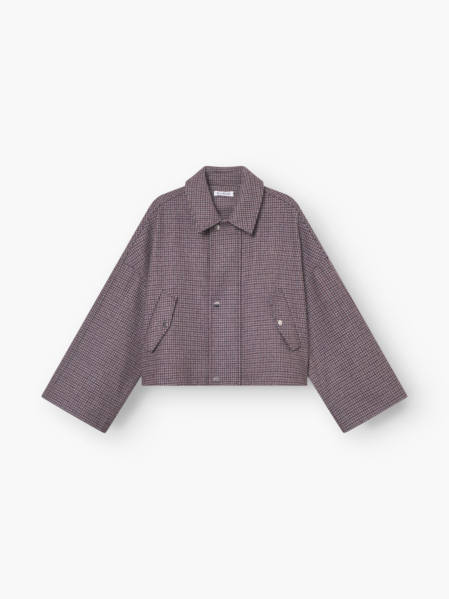 Die Jacke Victoria ist tailliert geschnitten, hat lange Ärmel, ein Hahnentrittmuster in dunklen und hellen Tönen, einen spitzen Kragen, Druckknöpfe vorne und schräge Seitentaschen. Abgebildet flach auf weißem Hintergrund.