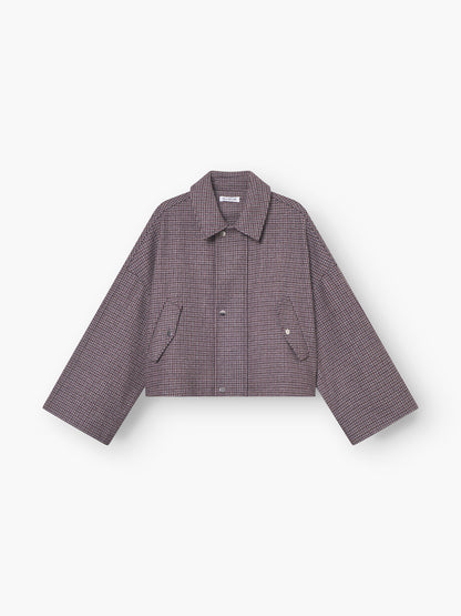 Die Jacke Victoria ist tailliert geschnitten, hat lange Ärmel, ein Hahnentrittmuster in dunklen und hellen Tönen, einen spitzen Kragen, Druckknöpfe vorne und schräge Seitentaschen. Abgebildet flach auf weißem Hintergrund.