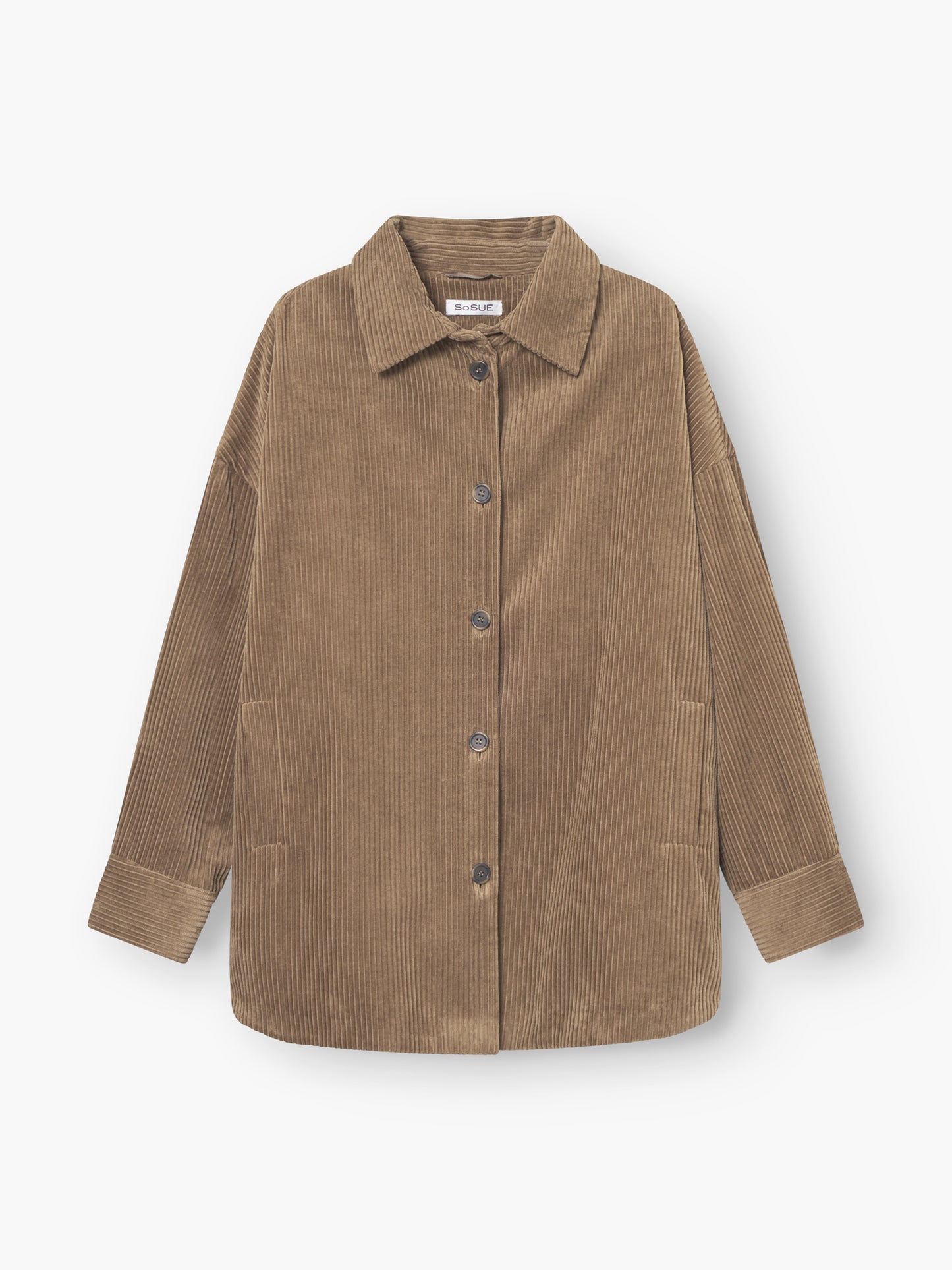 Der Coat Ted Khaki Coderoy ist eine hellbraune Damen Jacke mit einem Kragen, langen Ärmeln, zwei Seitentaschen und sichtbaren vertikalen Rillen. Dieses stilvolle Cord-Überhemd ist flach auf einem weißen Hintergrund abgebildet.