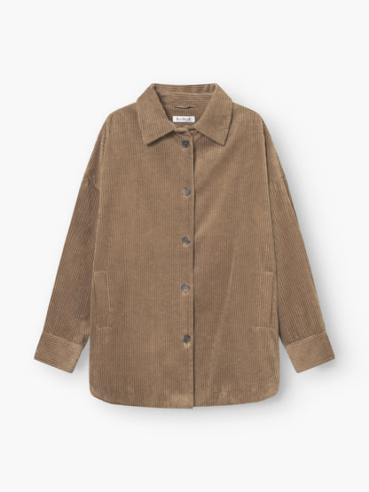 Der Coat Ted Khaki Coderoy ist eine hellbraune Damen Jacke mit einem Kragen, langen Ärmeln, zwei Seitentaschen und sichtbaren vertikalen Rillen. Dieses stilvolle Cord-Überhemd ist flach auf einem weißen Hintergrund abgebildet.