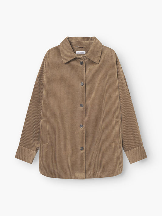 Der Coat Ted Khaki Coderoy ist eine hellbraune Damen Jacke mit einem Kragen, langen Ärmeln, zwei Seitentaschen und sichtbaren vertikalen Rillen. Dieses stilvolle Cord-Überhemd ist flach auf einem weißen Hintergrund abgebildet.