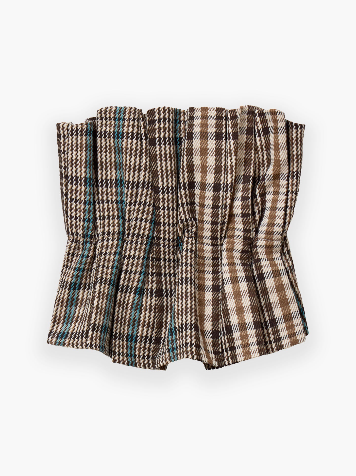 Der Pleat Top Check ist ein braun, beige und blau karierter Wollhalswärmer oder Schal mit gerafften Falten, der flach auf weißem Hintergrund abgebildet ist.