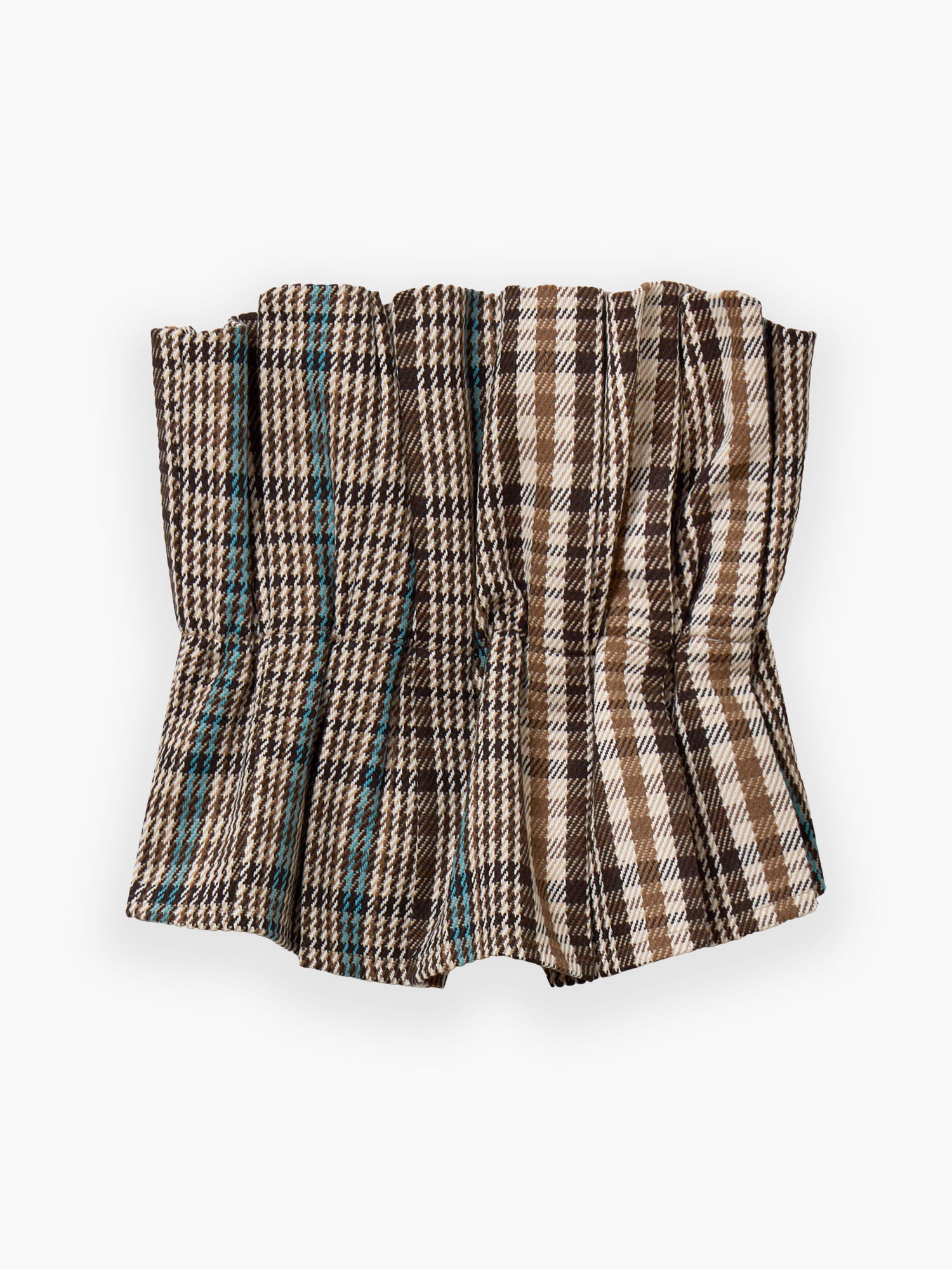 Der Pleat Top Check ist ein braun, beige und blau karierter Wollhalswärmer oder Schal mit gerafften Falten, der flach auf weißem Hintergrund abgebildet ist.