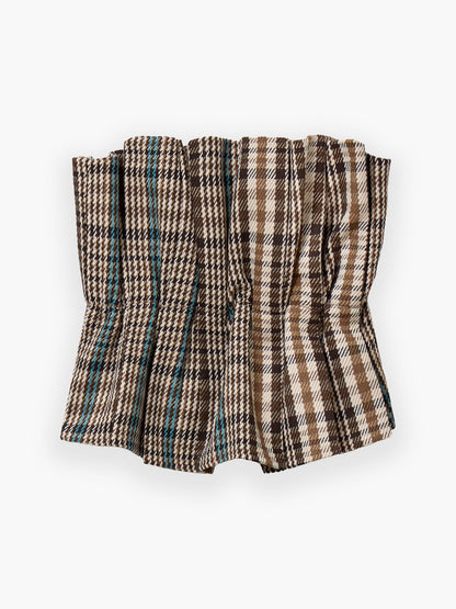 Der Pleat Top Check ist ein braun, beige und blau karierter Wollhalswärmer oder Schal mit gerafften Falten, der flach auf weißem Hintergrund abgebildet ist.