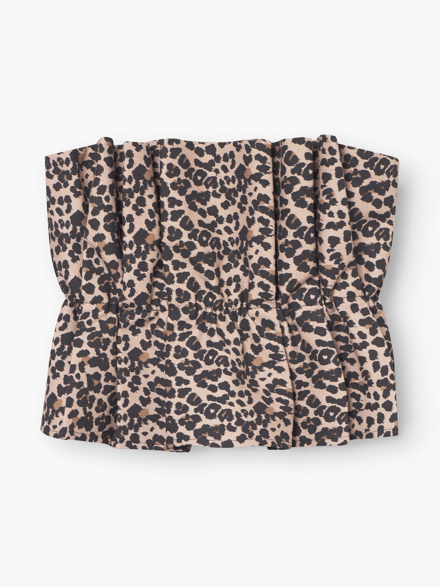 Das Pleat Top Leo ist ein schulterfreies Damentop mit beige-schwarzem Leopardenmuster und eleganten Plisseefalten, stilvoll präsentiert vor weißem Hintergrund.
