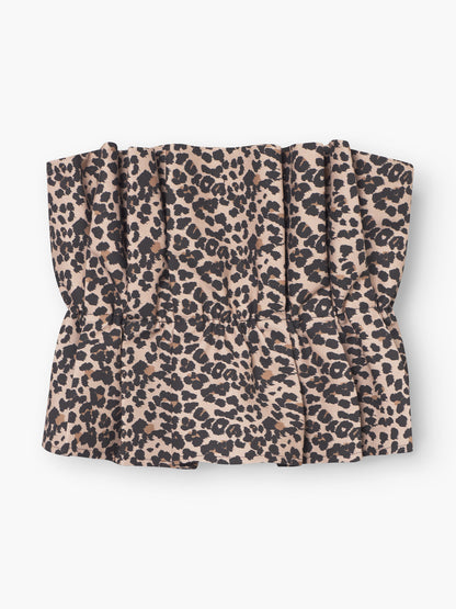 Das Pleat Top Leo ist ein schulterfreies Damentop mit beige-schwarzem Leopardenmuster und eleganten Plisseefalten, stilvoll präsentiert vor weißem Hintergrund.