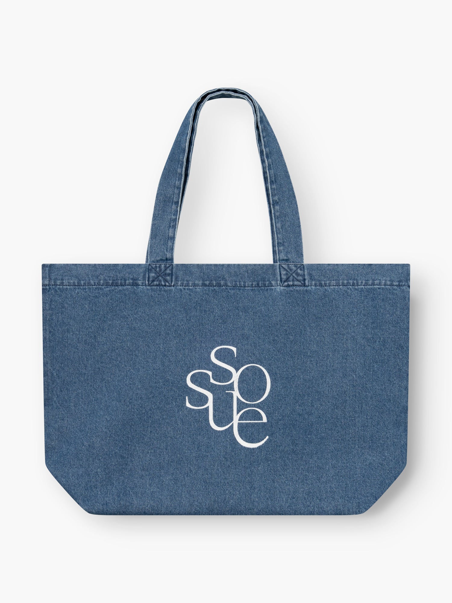 Der SOSUE Shopper Denim ist eine blaue Denim-Tasche mit zwei Henkeln und dem Schriftzug SOSUE" in weißen, stilisierten Buchstaben auf der Vorderseite - perfekt, um die Dinge des Alltags stilvoll zu transportieren.