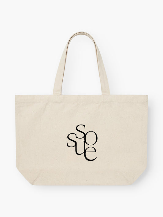 Der SOSUE Shopper Leinen ist eine beigefarbene Canvas-Tasche mit zwei Henkeln und dem Schriftzug "sosue" in schwarzen Kleinbuchstaben auf der Vorderseite, der sich stilvoll überschneidet - ideal als Strandtasche Damen für den täglichen Gebrauch.