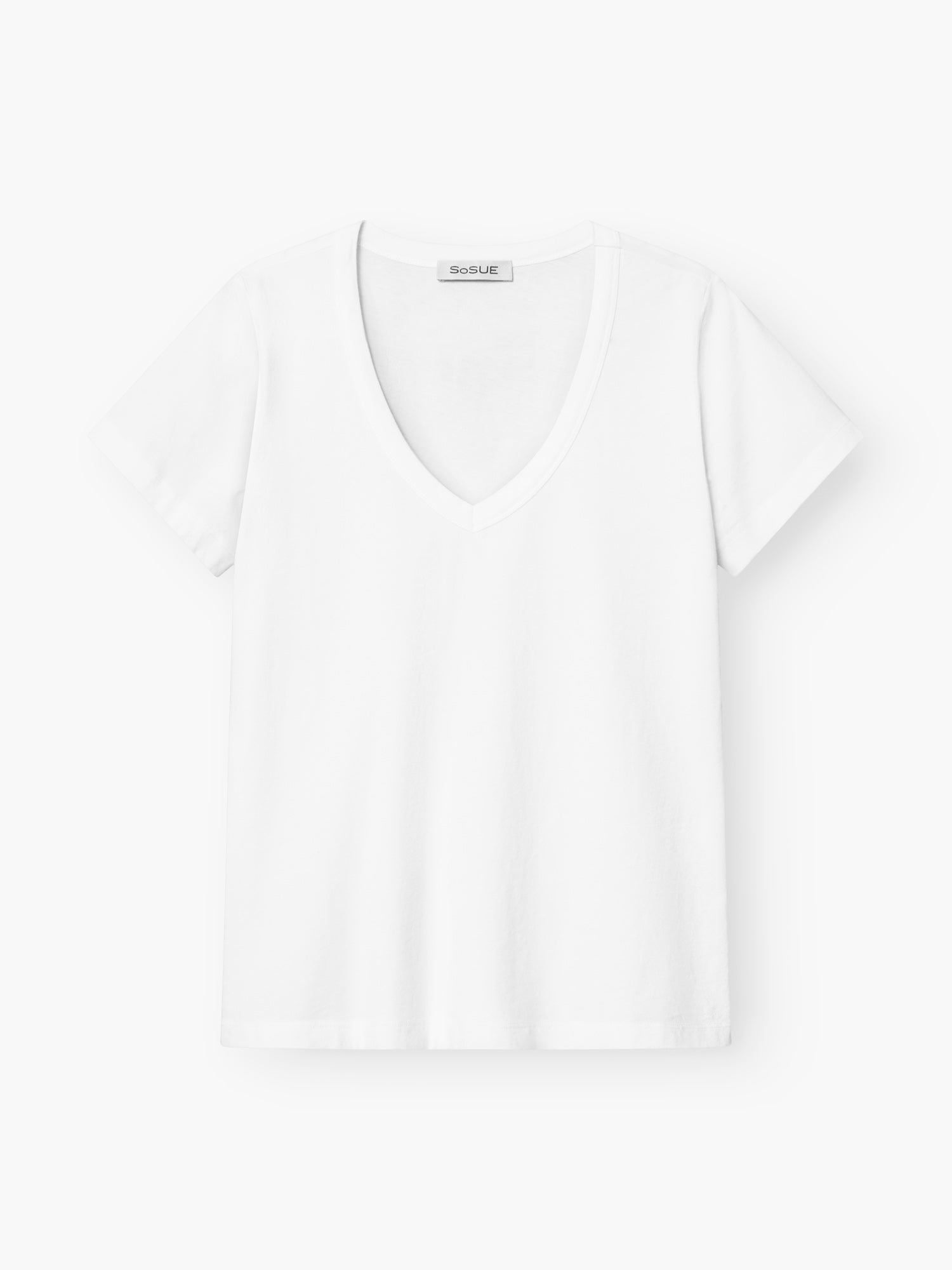Das T-Shirt V-Neck white, ein weißes Damen-T-Shirt mit kurzem Arm aus 100% Baumwolle, wird vor weißem Hintergrund präsentiert.