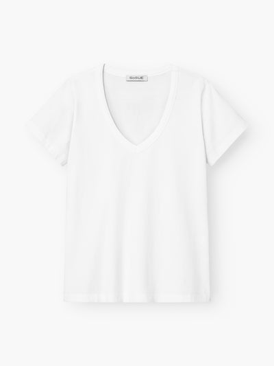 Das T-Shirt V-Neck white, ein weißes Damen-T-Shirt mit kurzem Arm aus 100% Baumwolle, wird vor weißem Hintergrund präsentiert.