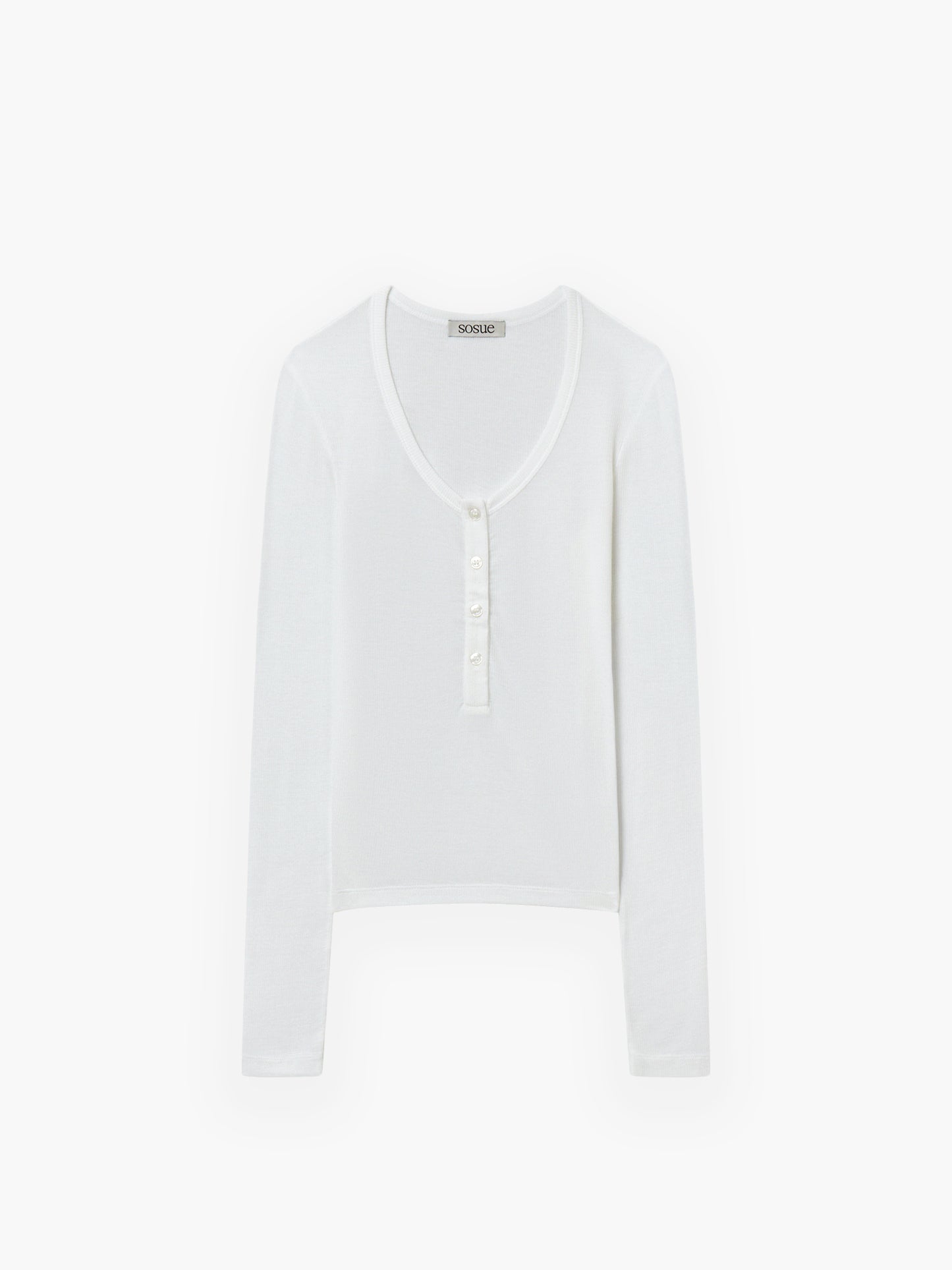 Das Cashmere Long Sleeve Button White ist ein minimalistisches Damenhemd mit langen Ärmeln, Rundhalsausschnitt und teilweiser Knopfleiste, das flach auf einem einfarbig weißen Hintergrund liegt und so einen klaren, modernen Look bietet.