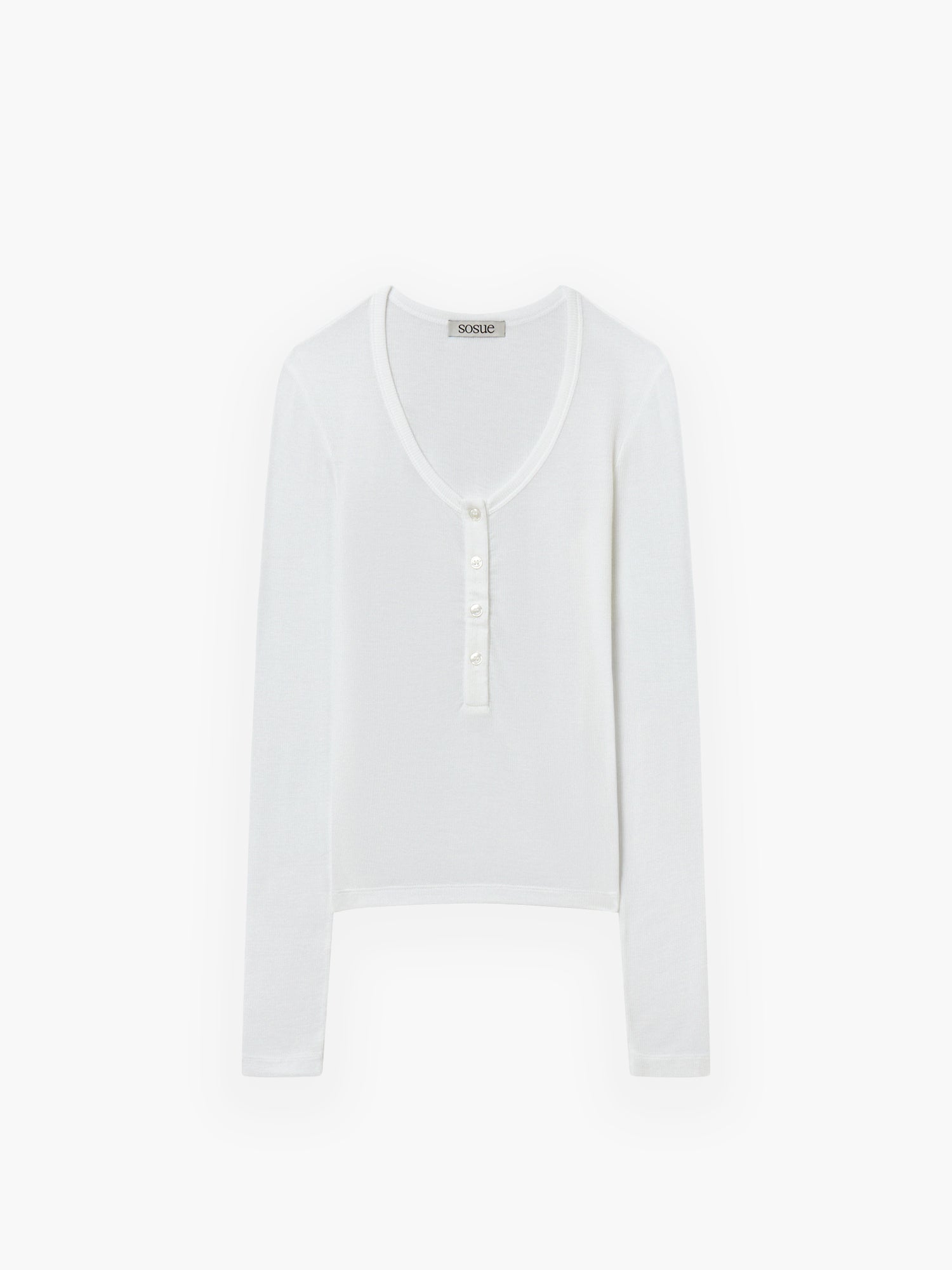Das Cashmere Long Sleeve Button White ist ein minimalistisches Damenhemd mit langen Ärmeln, Rundhalsausschnitt und teilweiser Knopfleiste, das flach auf einem einfarbig weißen Hintergrund liegt und so einen klaren, modernen Look bietet.