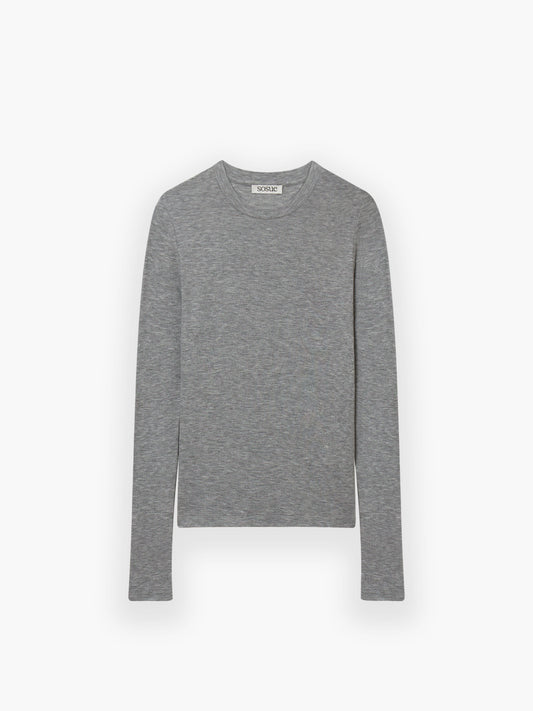 Ein Kaschmir-Langarmhemd in Hellgrau mit langen Ärmeln liegt flach auf einem weißen Hintergrund.