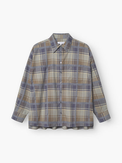 Das Bluse Boxy Olive ist ein langärmeliges, geknöpftes Hemd mit Kragen, das ein olivfarbenes, kastenförmiges Design auf weißem Hintergrund zeigt.