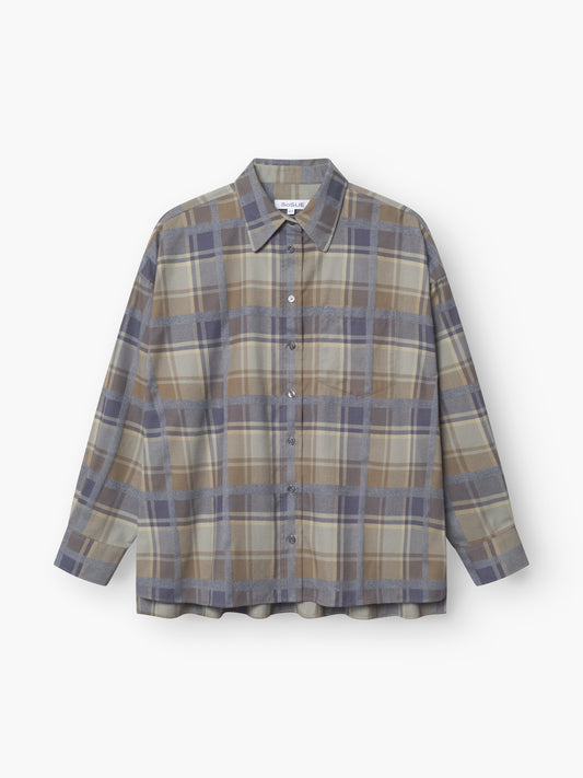 Das Bluse Boxy Olive ist ein langärmeliges, geknöpftes Hemd mit Kragen, das ein olivfarbenes, kastenförmiges Design auf weißem Hintergrund zeigt.