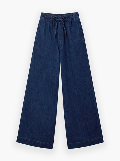 Die Pants Anna Dark Blue bieten eine weite Passform mit elastischem Bund, Kordelzug und Seitentaschen in stylischer Denim-Optik, die flach auf weißem Grund liegt.