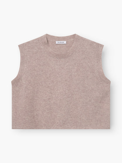 Die Pullunder Cashmere Beige ist eine ärmellose, hellbeige Strickweste mit Rundhalsausschnitt und klassischem, musterfreiem Design, die flach auf weißem Grund liegt.