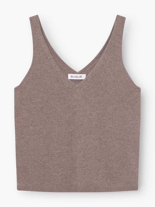 Ärmelloses Tanktop Cashmere Azteco mit V-Ausschnitt in Taupe für Damen mit einem kleinen weißen SoSUE-Etikett, das in den Halsausschnitt eingenäht ist.