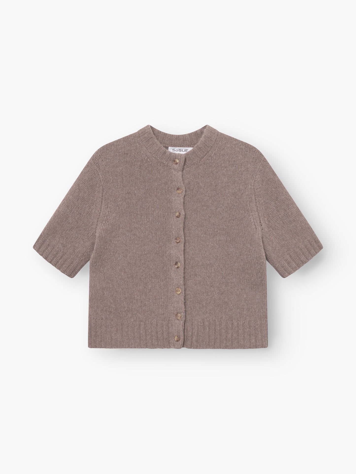 Der Pullover Short Sleeve Azteco in taupebraun ist ein hellbrauner Strick mit Rippbündchen an Saum und Ärmeln, Knopfverschluss vorne und Rundhalsausschnitt - ideal als Cashmere-Strickjacke für Damen, abgebildet auf einem einfarbig weißen Hintergrund.
