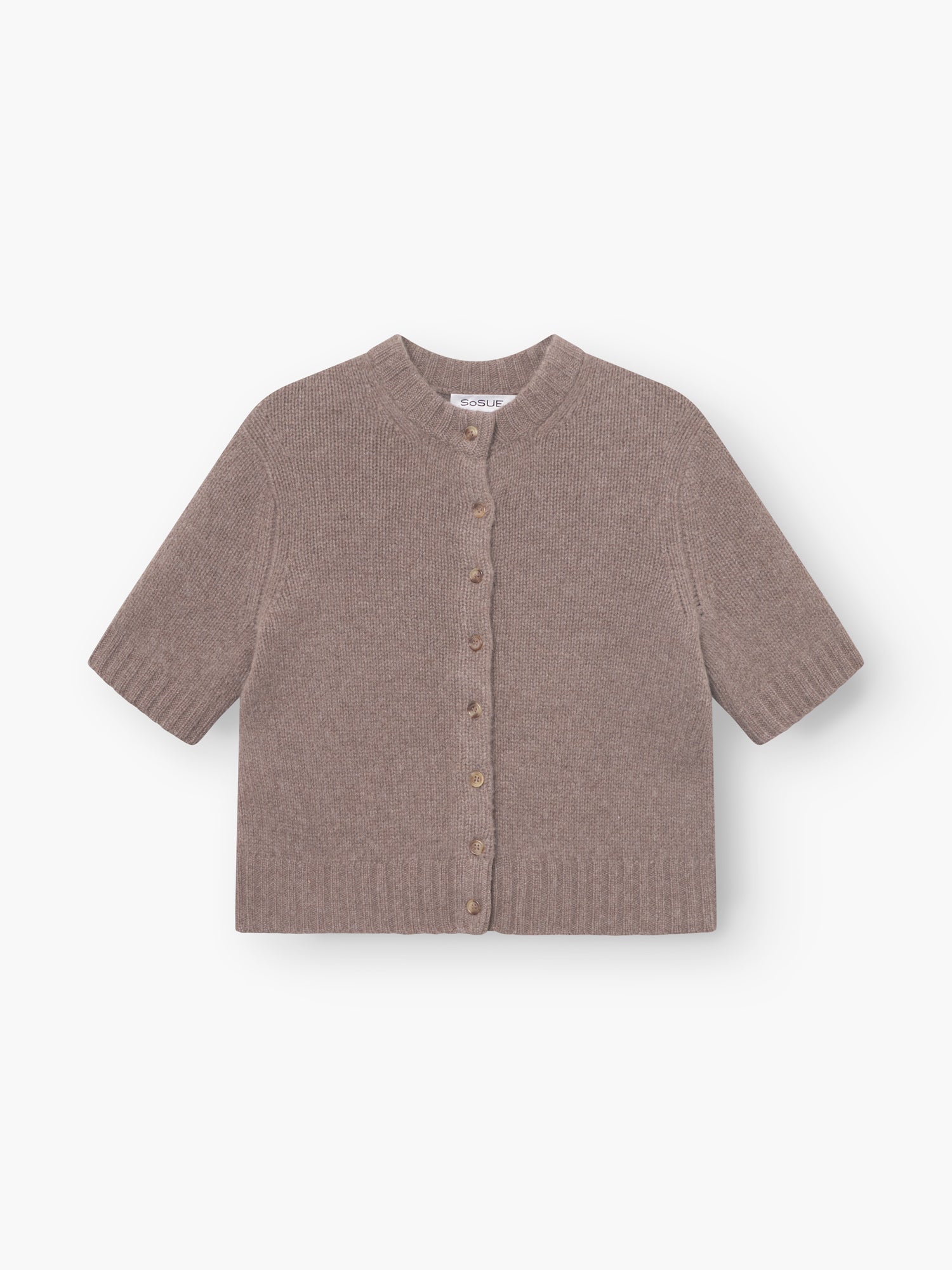 Der Pullover Short Sleeve Azteco in taupebraun ist ein hellbrauner Strick mit Rippbündchen an Saum und Ärmeln, Knopfverschluss vorne und Rundhalsausschnitt - ideal als Cashmere-Strickjacke für Damen, abgebildet auf einem einfarbig weißen Hintergrund.