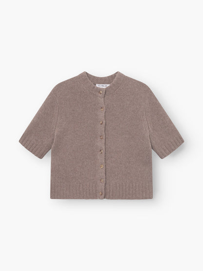 Der Pullover Short Sleeve Azteco in taupebraun ist ein hellbrauner Strick mit Rippbündchen an Saum und Ärmeln, Knopfverschluss vorne und Rundhalsausschnitt - ideal als Cashmere-Strickjacke für Damen, abgebildet auf einem einfarbig weißen Hintergrund.
