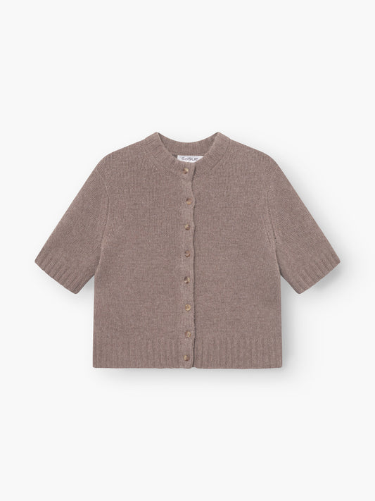 Der Pullover Short Sleeve Azteco in taupebraun ist ein hellbrauner Strick mit Rippbündchen an Saum und Ärmeln, Knopfverschluss vorne und Rundhalsausschnitt - ideal als Cashmere-Strickjacke für Damen, abgebildet auf einem einfarbig weißen Hintergrund.