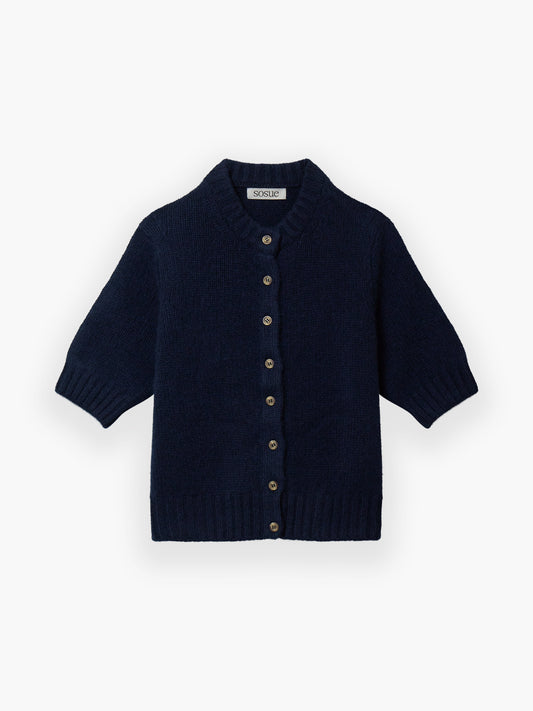 Der Cashmere Pullover Short Sleeve Dark Blue ist eine Strickjacke mit Knöpfen, geripptem Kragen, Manschetten und Saum, abgebildet auf weißem Hintergrund.