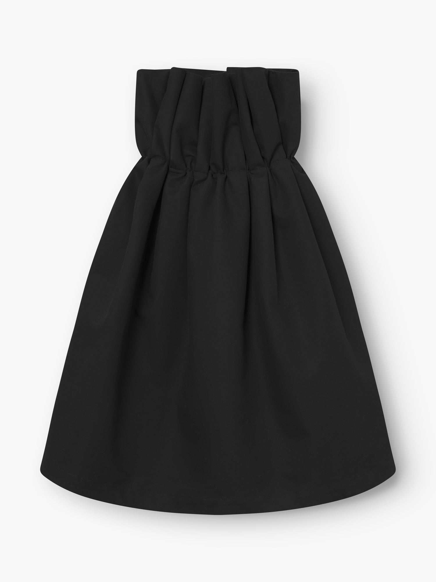 Das Kleid Pleat schwarz hat einen hochtaillierten, gerafften Bund im Paperbag-Stil und eine elegante A-Linien-Silhouette, die sich auf weißem Grund anmutig entfaltet.