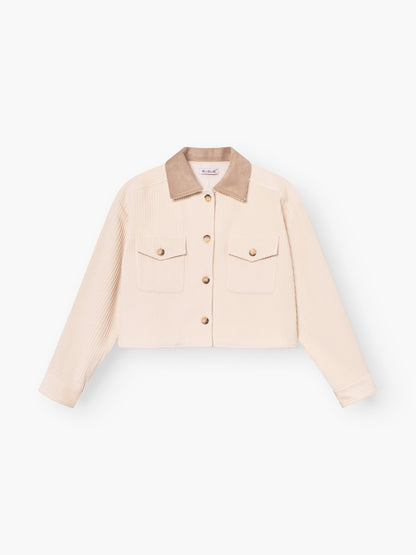 Die cremefarbene Jacke Corduroy OFW für Damen hat lange Ärmel, einen braunen Kragen, einen Knopfverschluss vorne, zwei Brusttaschen mit Klappe und eine gerippte Struktur.