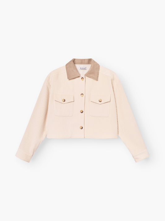 Die cremefarbene Jacke Corduroy OFW für Damen hat lange Ärmel, einen braunen Kragen, einen Knopfverschluss vorne, zwei Brusttaschen mit Klappe und eine gerippte Struktur.