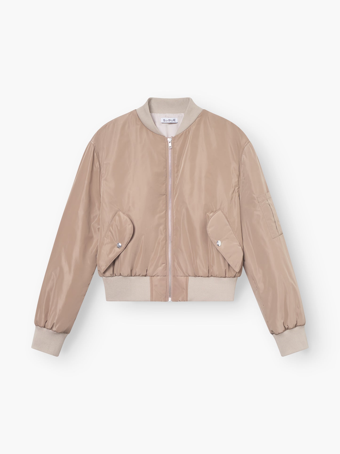 Die Jacke Bomber braun ist eine hellbeige klassische Bomberjacke mit Frontreißverschluss, geripptem Kragen, Manschetten und Saum. Sie hat zwei Pattentaschen mit Druckknöpfen und eine kleine Ärmeltasche, abgebildet auf einem schlichten weißen Hintergrund.