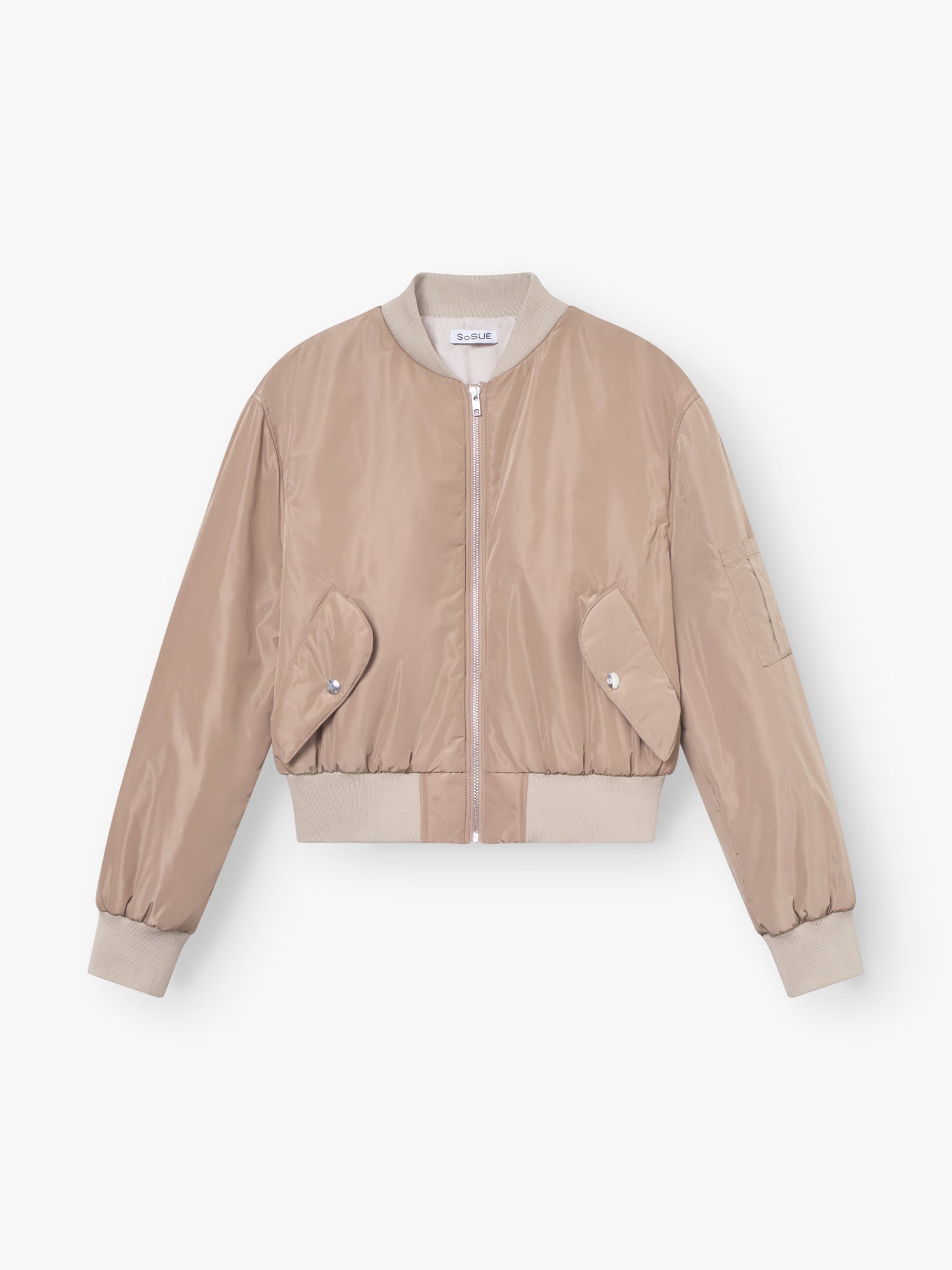 Die Jacke Bomber braun ist eine hellbeige klassische Bomberjacke mit Frontreißverschluss, geripptem Kragen, Manschetten und Saum. Sie hat zwei Pattentaschen mit Druckknöpfen und eine kleine Ärmeltasche, abgebildet auf einem schlichten weißen Hintergrund.