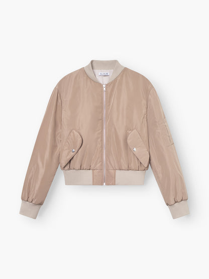 Die Jacke Bomber braun ist eine hellbeige klassische Bomberjacke mit Frontreißverschluss, geripptem Kragen, Manschetten und Saum. Sie hat zwei Pattentaschen mit Druckknöpfen und eine kleine Ärmeltasche, abgebildet auf einem schlichten weißen Hintergrund.