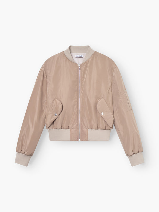 Die Jacke Bomber braun ist eine hellbeige klassische Bomberjacke mit Frontreißverschluss, geripptem Kragen, Manschetten und Saum. Sie hat zwei Pattentaschen mit Druckknöpfen und eine kleine Ärmeltasche, abgebildet auf einem schlichten weißen Hintergrund.