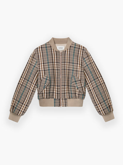 Die Jacket Bomber Check ist eine taillierte Bomberjacke mit beige-braun-blauem Karomuster, beigefarbenen Rippbündchen an Ärmeln, Kragen und Saum, Vordertaschen und einem Reißverschluss vorne.
