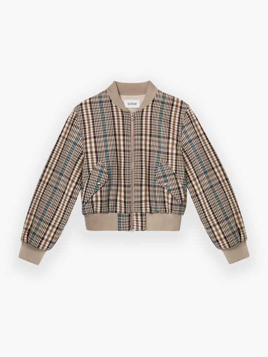 Die Jacket Bomber Check ist eine taillierte Bomberjacke mit beige-braun-blauem Karomuster, beigefarbenen Rippbündchen an Ärmeln, Kragen und Saum, Vordertaschen und einem Reißverschluss vorne.
