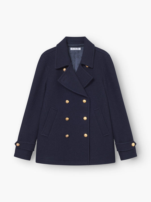Jacke Caban Navy Gold: Zweireihige marineblaue Jacke im klassischen Marinestil mit goldenen Knöpfen, gekerbtem Kragen, zwei Seitentaschen und geknöpften Manschetten, abgebildet auf einem schlichten weißen Hintergrund.