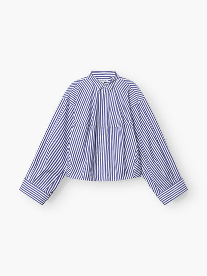 Die Bluse Bomber stripe Blue white ist ein Oversize-Hemd aus 100% Baumwolle mit blau-weißen Streifen, langen Ärmeln, weiten Manschetten und klassischem Kragen - präsentiert auf weißem Hintergrund.