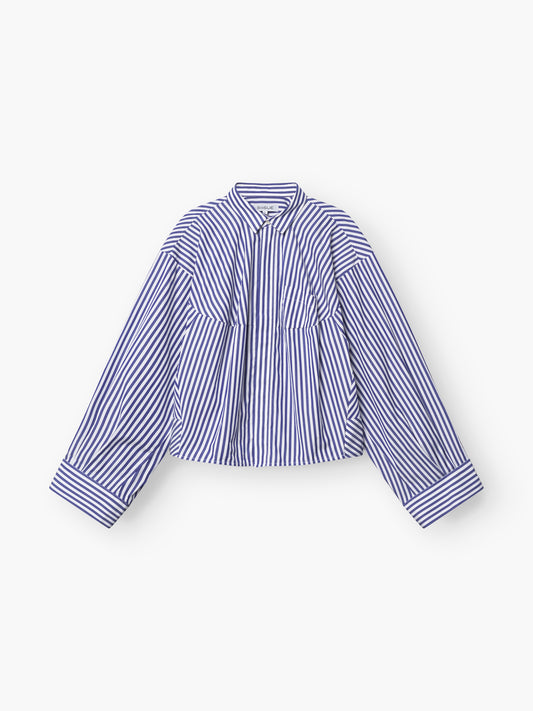 Die Bluse Bomber stripe Blue white ist ein Oversize-Hemd aus 100% Baumwolle mit blau-weißen Streifen, langen Ärmeln, weiten Manschetten und klassischem Kragen - präsentiert auf weißem Hintergrund.