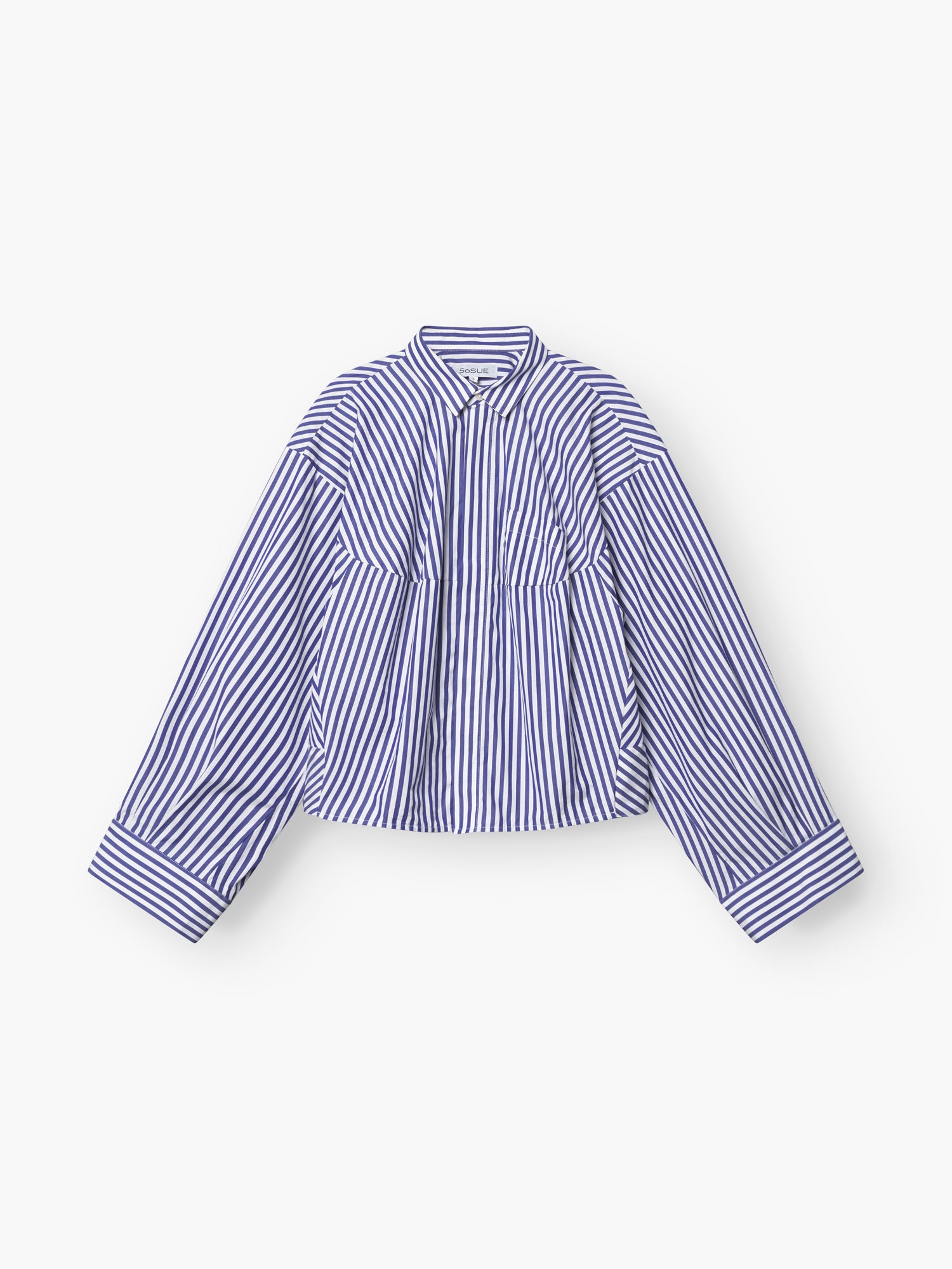 Die Bluse Bomber Blue White Stripes hat blaue und weiße Längsstreifen, lange Ärmel mit breiten Manschetten, eine lockere, kastenförmige Passform, einen spitzen Kragen und eine geschwungene Passe auf der Brust für einen modernen Look.
