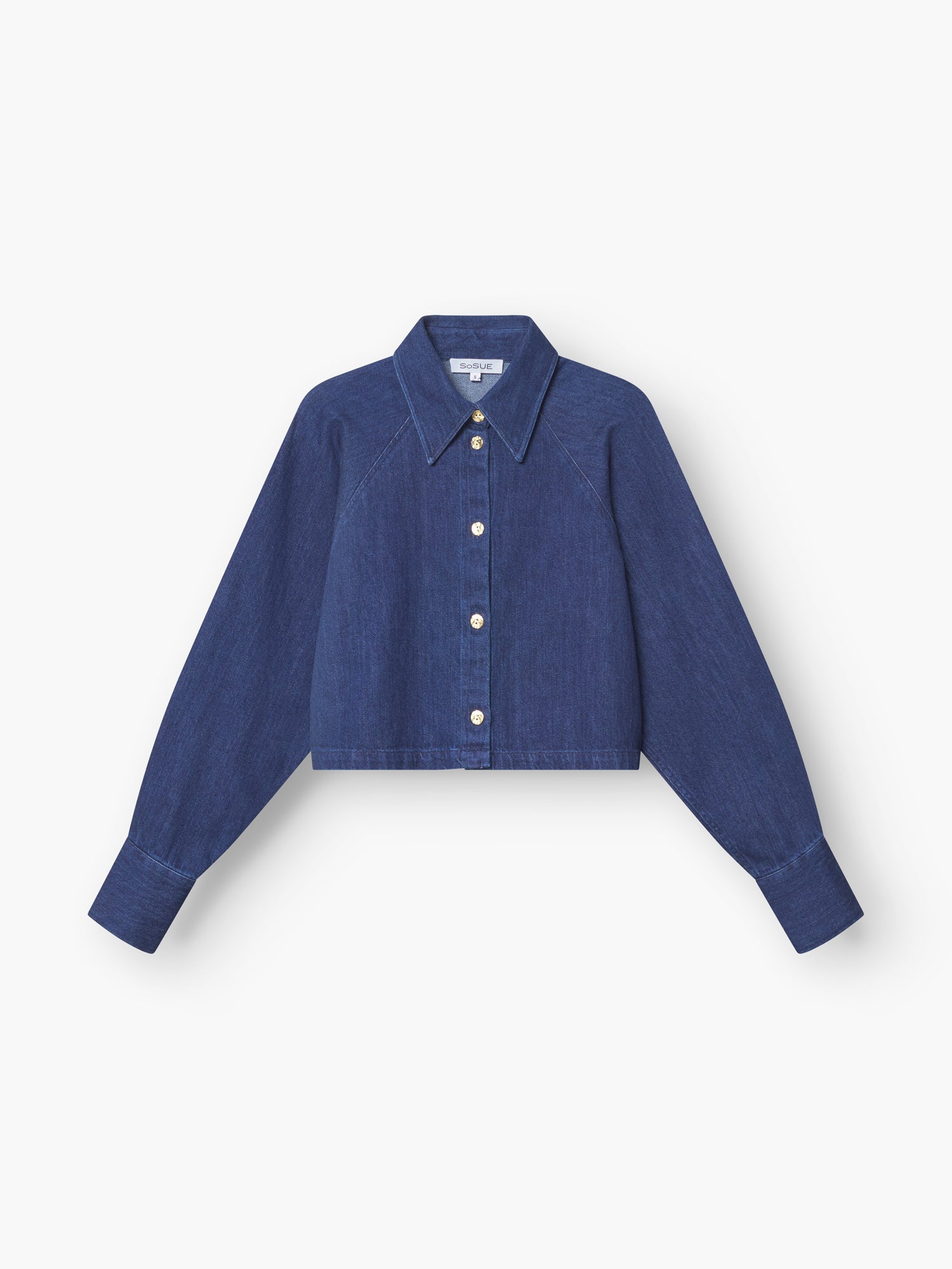 Die Jacket Hanna Denim ist eine langärmelige, taillierte Jeansbluse mit spitzem Kragen, weißer Button-Down-Front und breiten Manschetten - ideal für einen trendigen Kombinationslook. Abgebildet auf weißem Grund.