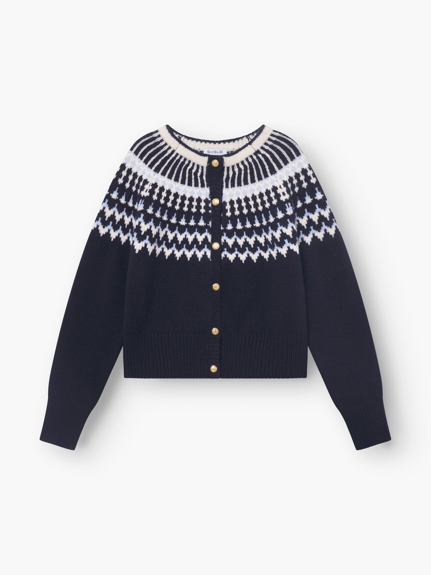 Die Jacke Norweger Vol II Darkblue ist eine marineblaue Strickjacke aus weicher Merinowolle mit Rundhalsausschnitt, goldenen Knöpfen auf der Vorderseite und einer geometrischen Passe in Weiß und Hellblau.