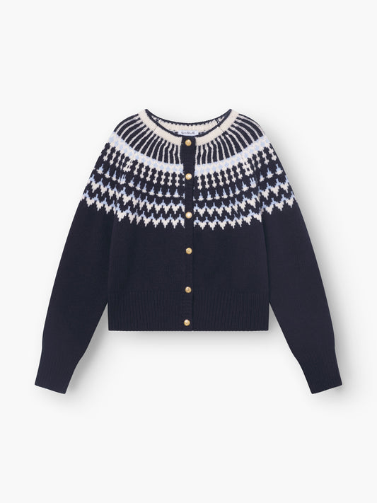 Die Jacke Norweger Vol II Darkblue ist eine marineblaue Strickjacke aus weicher Merinowolle mit Rundhalsausschnitt, goldenen Knöpfen auf der Vorderseite und einer geometrischen Passe in Weiß und Hellblau.