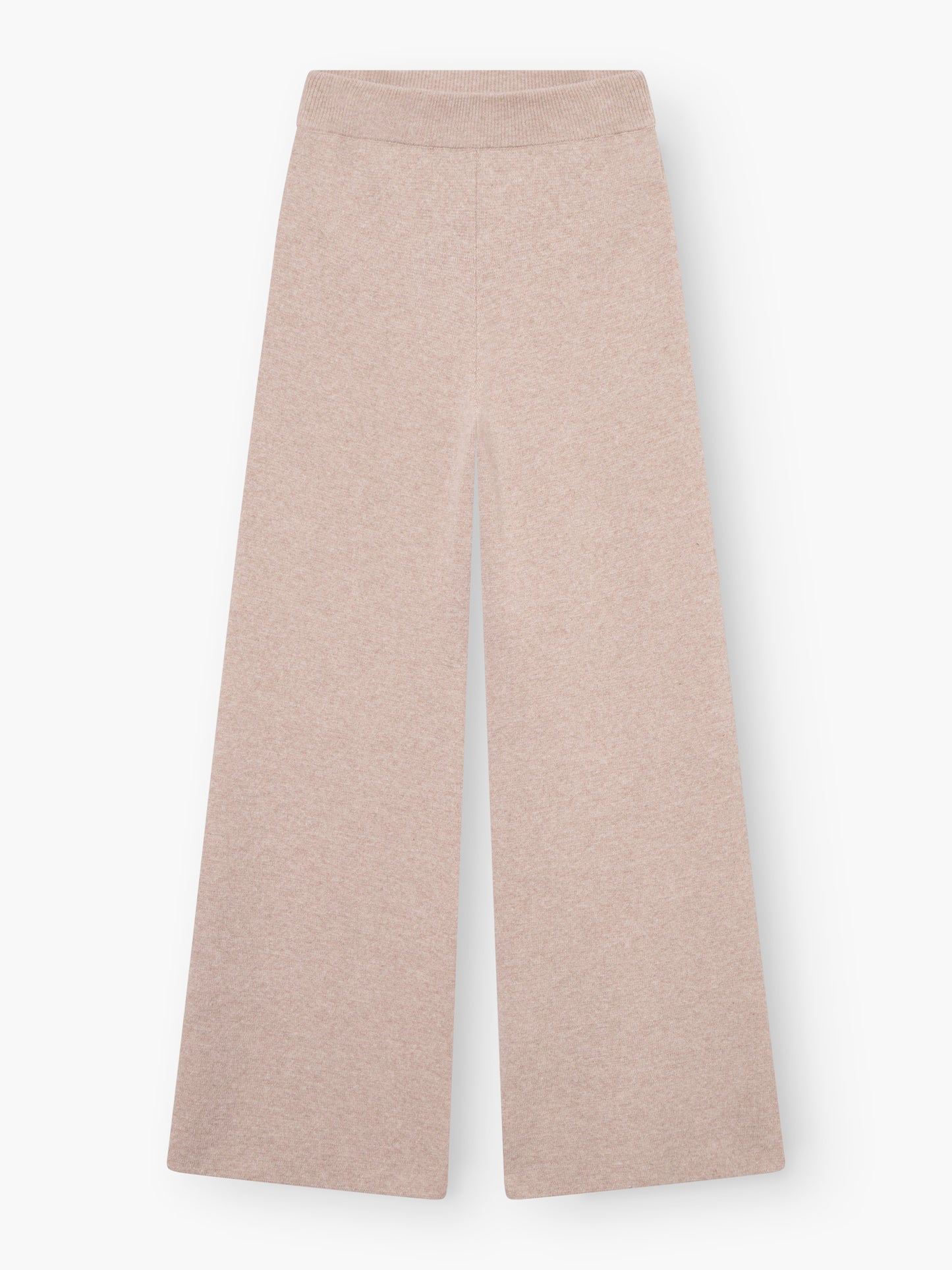 Der We Love Beige Total Look besteht aus einer hellbeigen Strickhose mit weitem Bein, hohem elastischem Bund und lockerer Passform, die flach auf weißem Grund liegt.