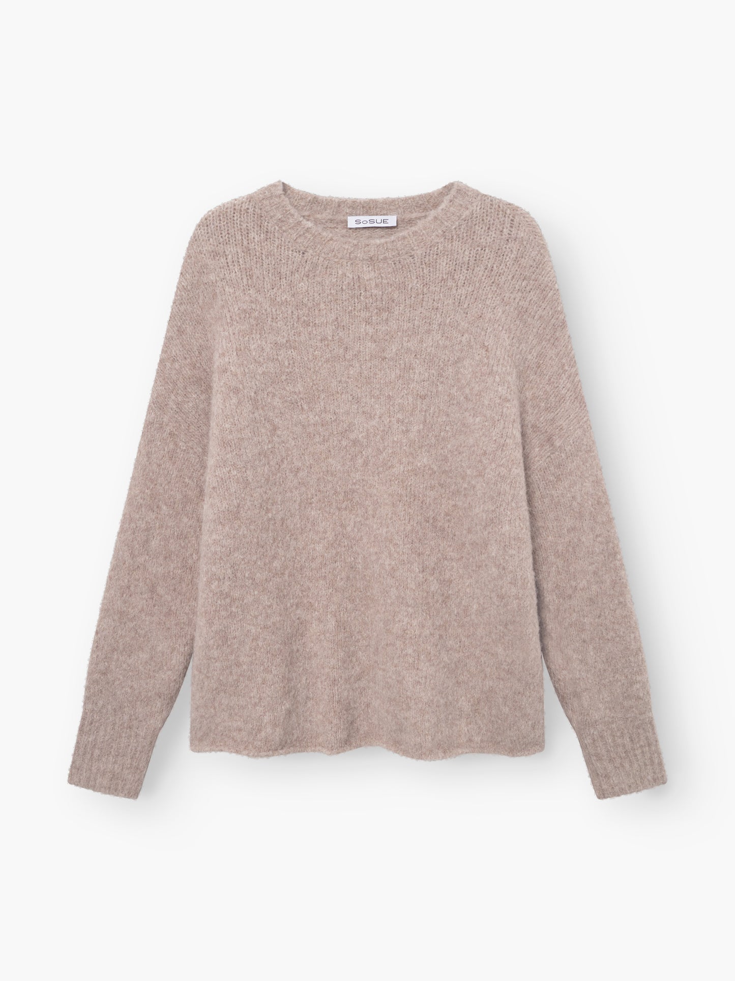 Der Pullover LIV Beige ist ein Damen-Feinstrickpullover mit langen Ärmeln, Rundhalsausschnitt und Rippbündchen, flach auf weißem Hintergrund präsentiert.