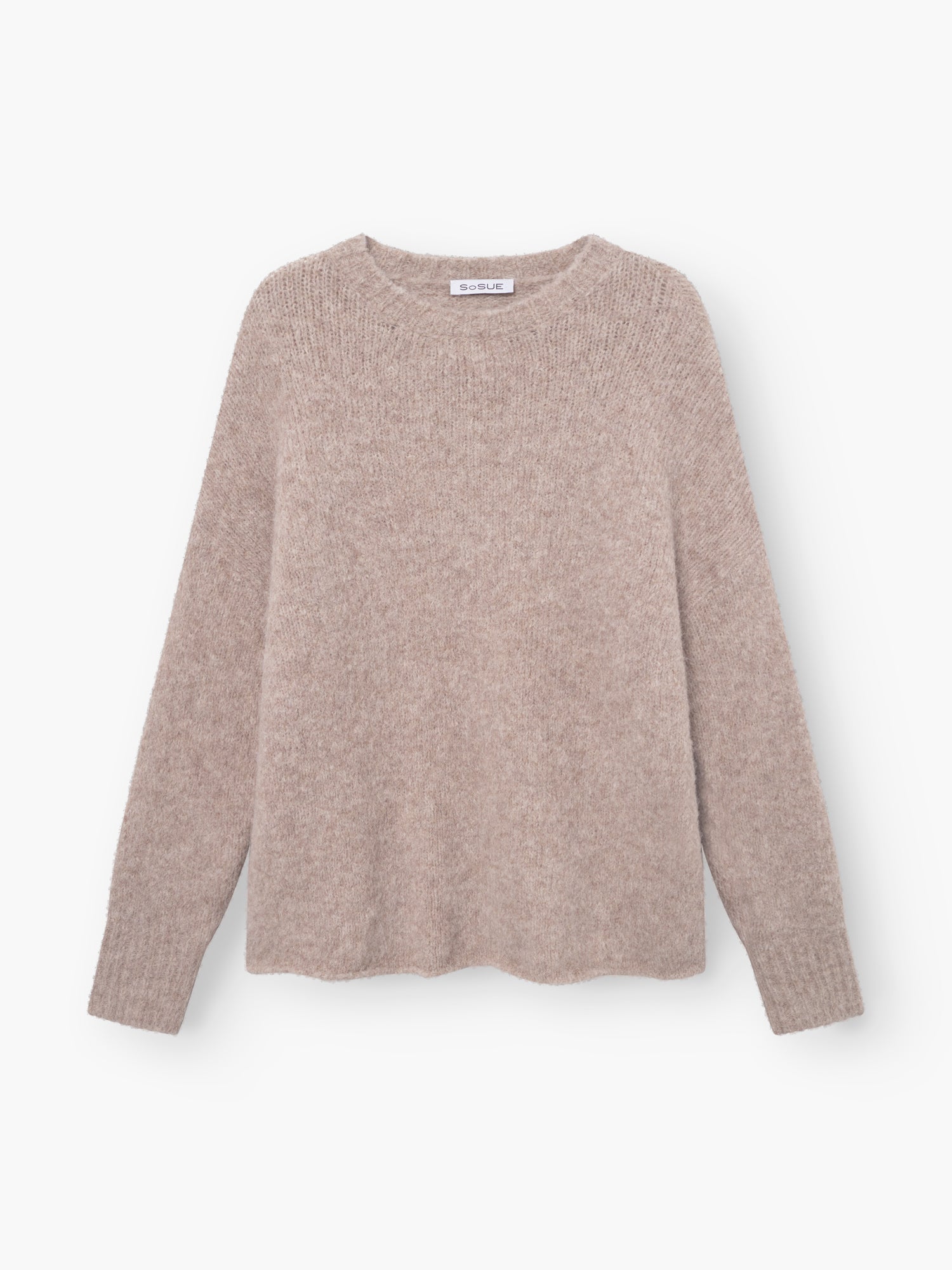 Der Pullover LIV Beige ist ein Damen-Feinstrickpullover mit langen Ärmeln, Rundhalsausschnitt und Rippbündchen, flach auf weißem Hintergrund präsentiert.