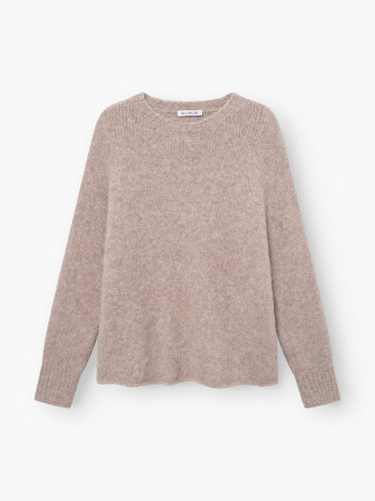 Der Pullover LIV Beige ist ein Damen-Feinstrickpullover mit langen Ärmeln, Rundhalsausschnitt und Rippbündchen, flach auf weißem Hintergrund präsentiert.