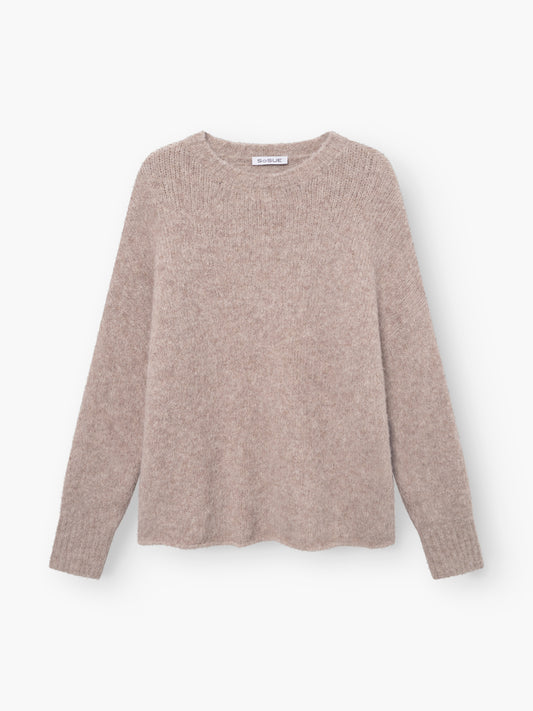 Der Pullover LIV Beige ist ein Damen-Feinstrickpullover mit langen Ärmeln, Rundhalsausschnitt und Rippbündchen, flach auf weißem Hintergrund präsentiert.