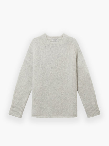 Der Pullover LIV light grey ist ein langärmeliger Damenpullover mit Rundhalsausschnitt, der flach auf weißem Grund abgebildet ist. Sein schlichtes, klassisches Design mit gerippten Bündchen und Saum sorgt für einen zeitlosen Look.