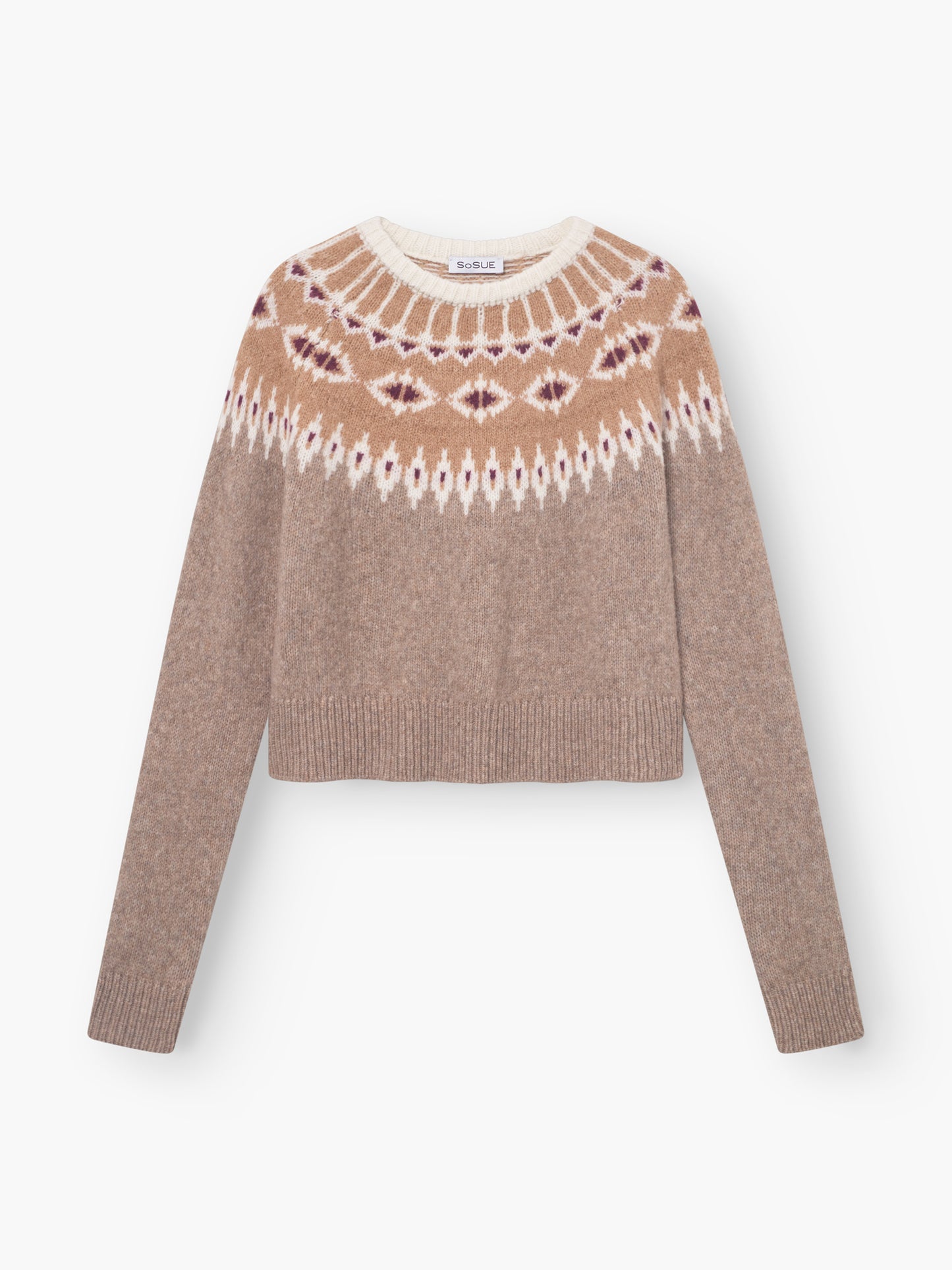 Der Pullover Norweger Vol.2 in Beige und Burgunderrot hat lange Ärmel und ein geometrisches Fair-Isle-Muster in Weiß, Hellbraun und Burgunderrot um den Halsausschnitt und die Schultern, flach auf weißem Grund.